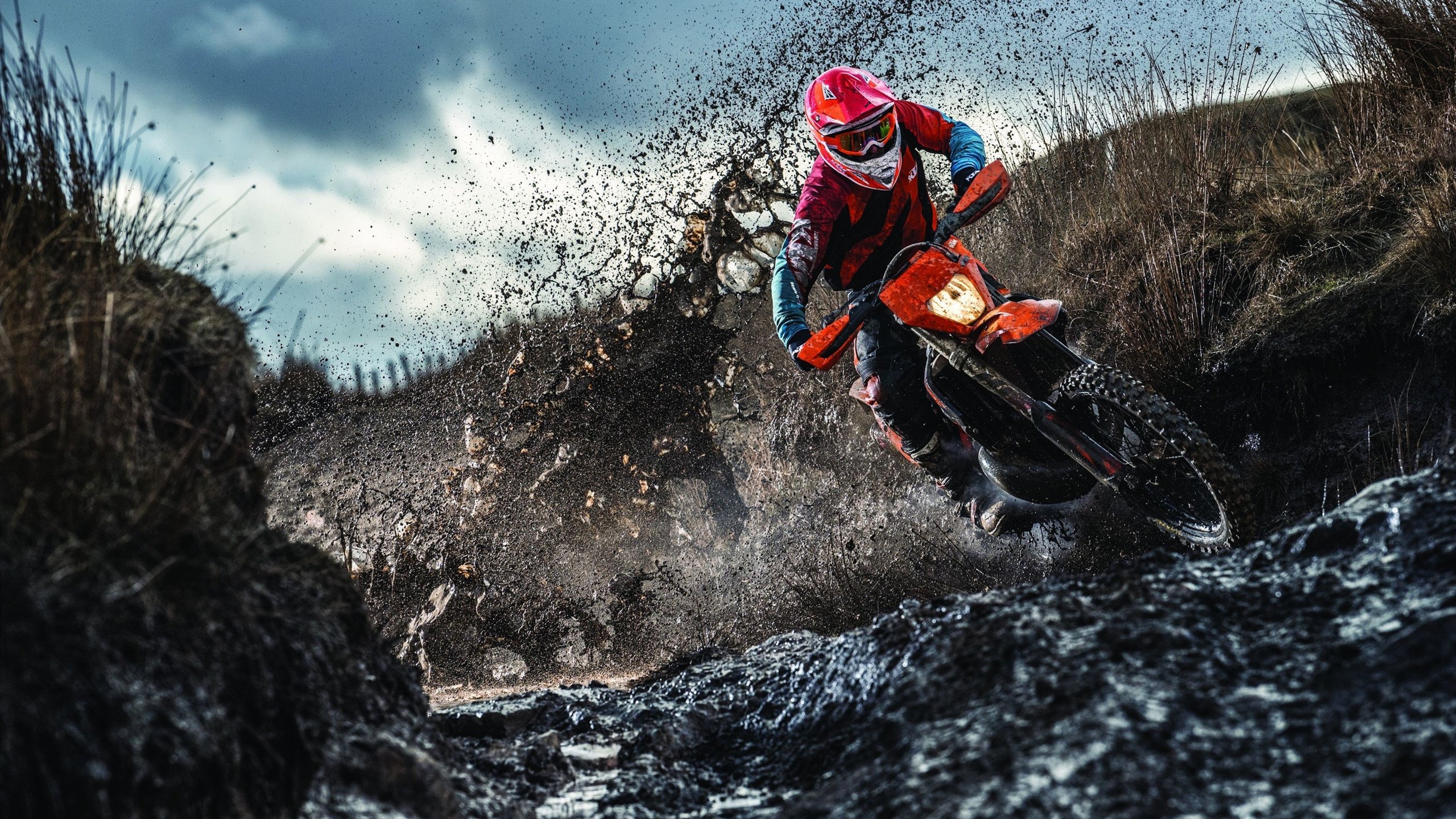 云端溜索体验：悬挂在天空的惊险快感